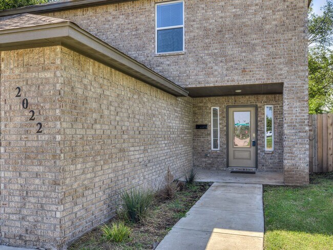 Building Photo - Newer home in the heart of OKC + 5 bedrooms + 5 bathrooms + 2 car garage