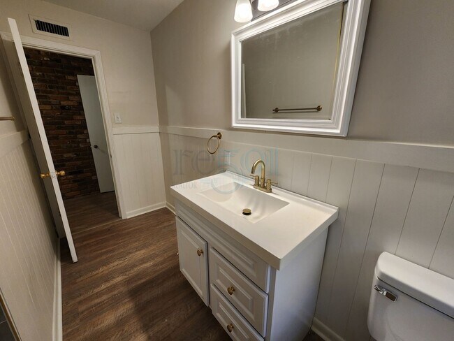 Building Photo - Compeltely Remodeled 3 Bedroom 3 Bathroom