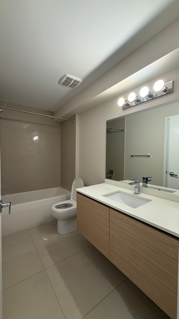 Building Photo - Spacious 3BR/3BA with bay views in the heart of Edgewater!