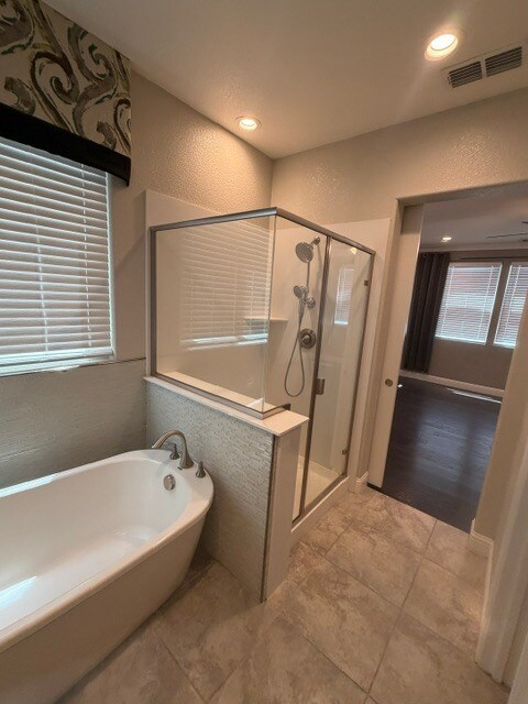 Building Photo - Gorgeous 3 Bedroom 3 Bathroom Plus Loft Area Home