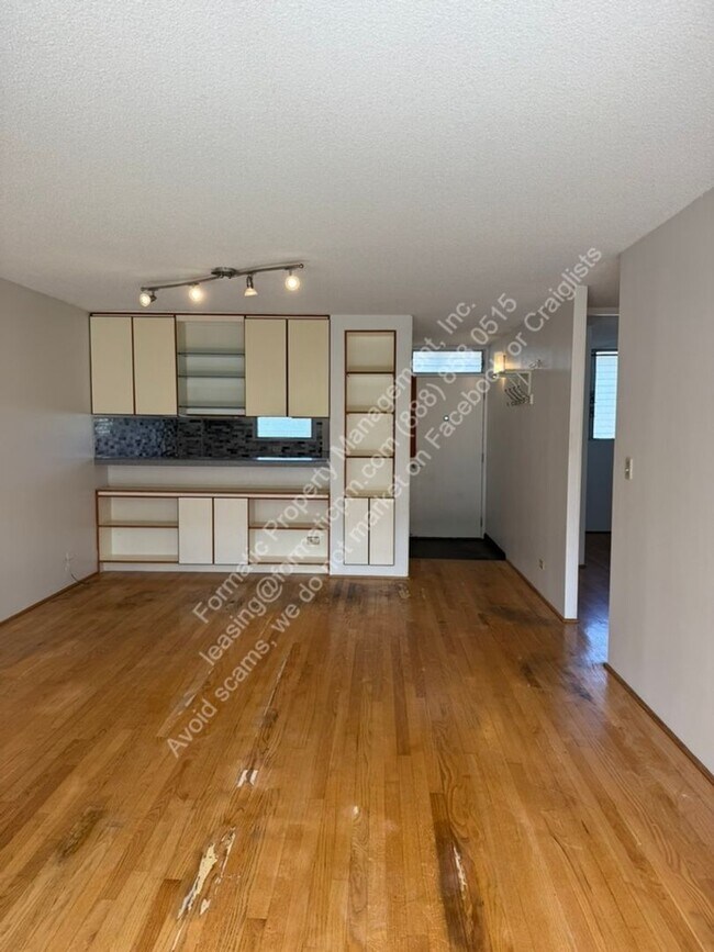 Building Photo - Pet Friendly 2-Bedroom With in Unit Laundry Apartment with Pool & Covered Parking in Honolulu!