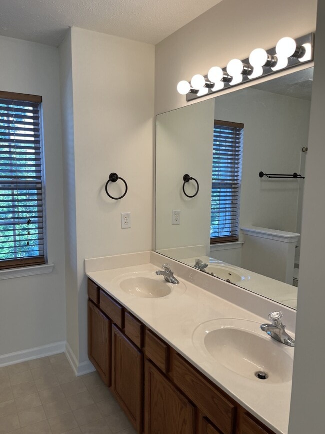 Building Photo - Charming 2 Bed, 2.5 Bath Townhouse in Nashville - Perfect Rental Opportunity!