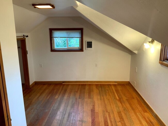 Building Photo - 1 Bedroom House in the Whit