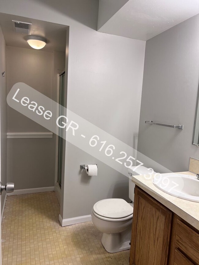 Building Photo - Recently Updated 4 Bedroom Duplex!
