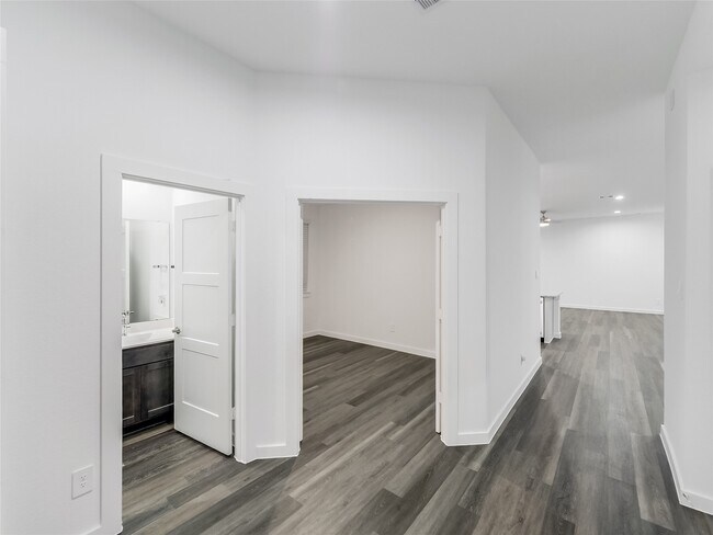 Building Photo - 387 Westlake Terrace Dr