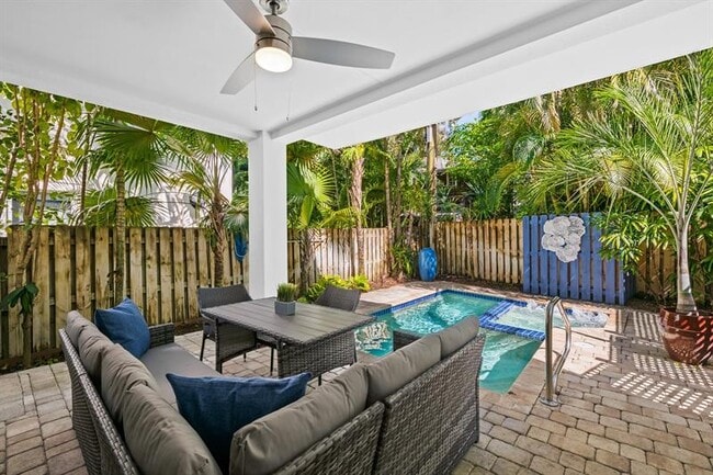 Building Photo - 122 NE 16th Terrace