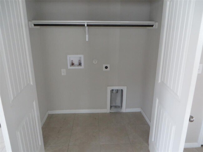 Building Photo - 301 La Escalera Dr