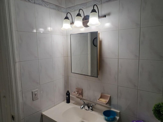 Building Photo - 827 SE 12th St