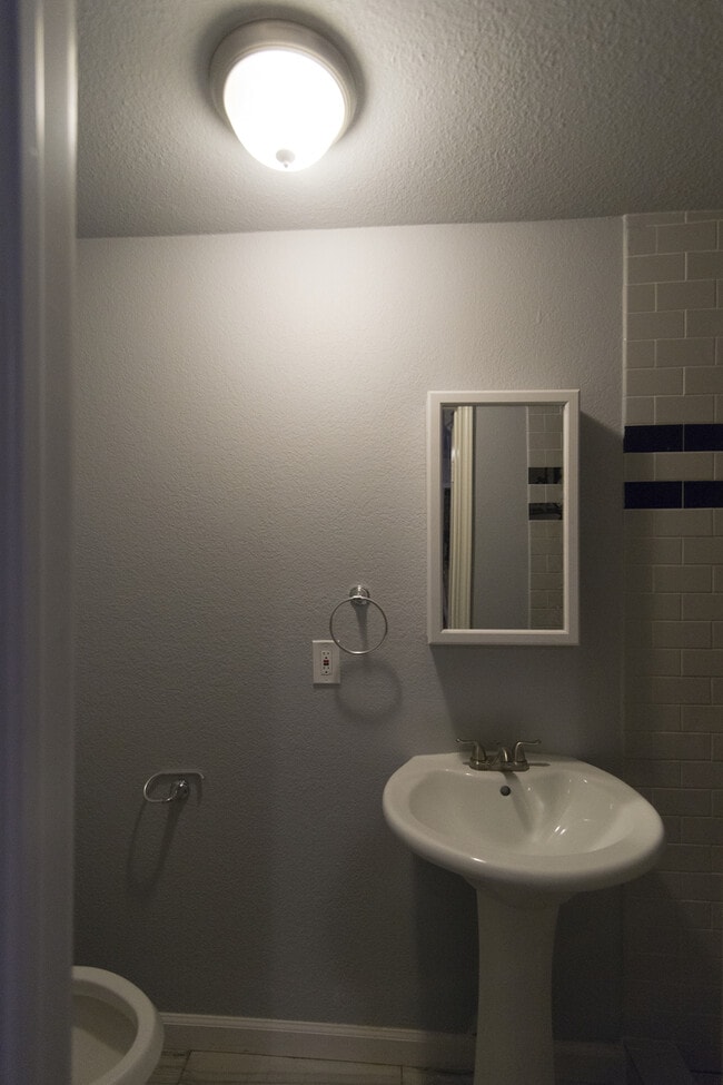 Building Photo - 1st Month Free! BEAUTIFUL 4 bed/3 bath hom...