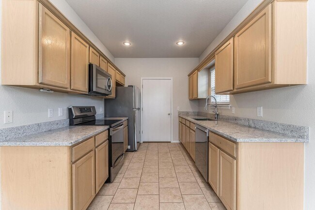 Building Photo - Milliken Duplex