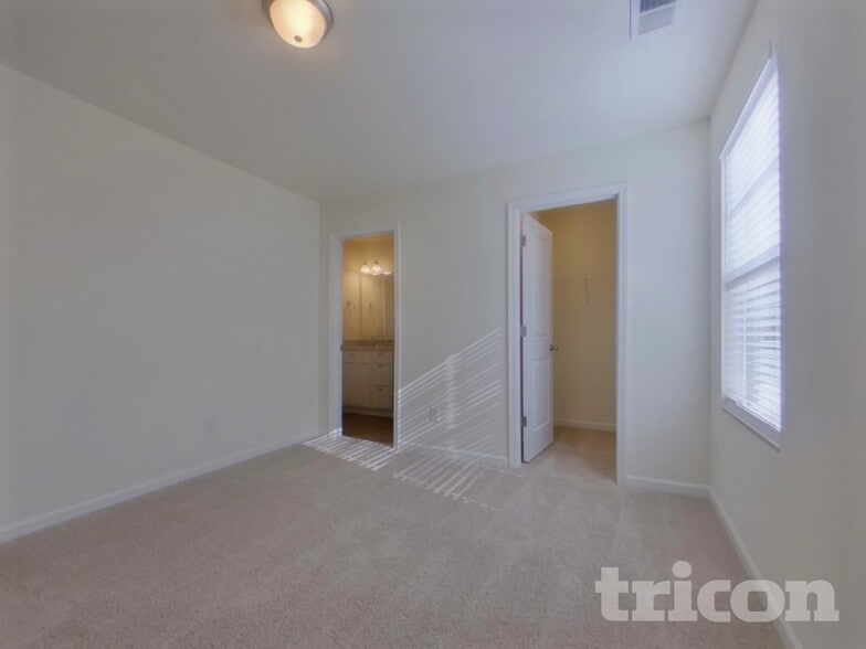 Building Photo - 1080 Crescent Moon Lp