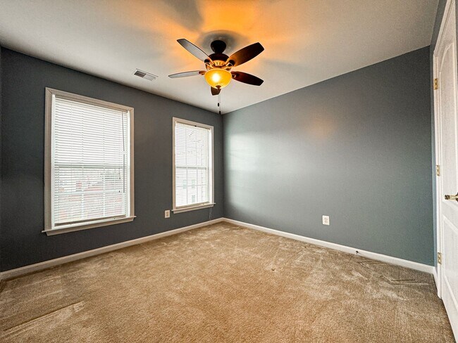 Building Photo - Stunning 3 Bed 2/2 Bath End-Unit Townhome In Desired Stone Ridge South