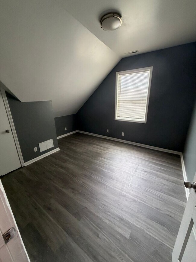Building Photo - Large 5BR/2Ba House- Close to U of L Leasing Special- sign lease by 6/15/2026 and second month is...