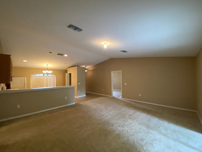 Building Photo - Desirable SW Ocala Neighborhood 3/2/2 **Wo...