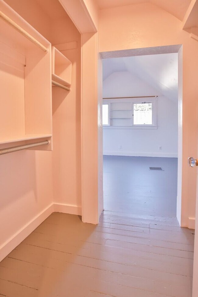 Building Photo - Gorgeous Vintage Home in Downtown Langley with Detached Guest Studio!!