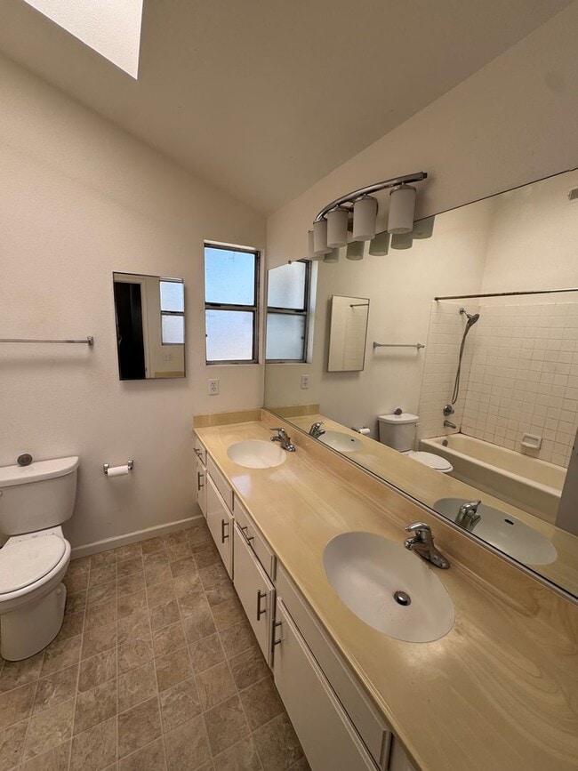 Building Photo - 3 Bedroom 2 Bathroom Home in Santa Maria