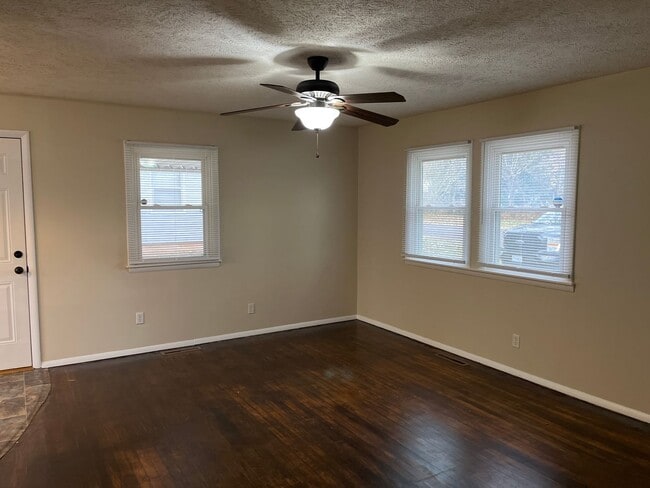 Building Photo - Centrally located 3 bedroom bungalow READY NOW!