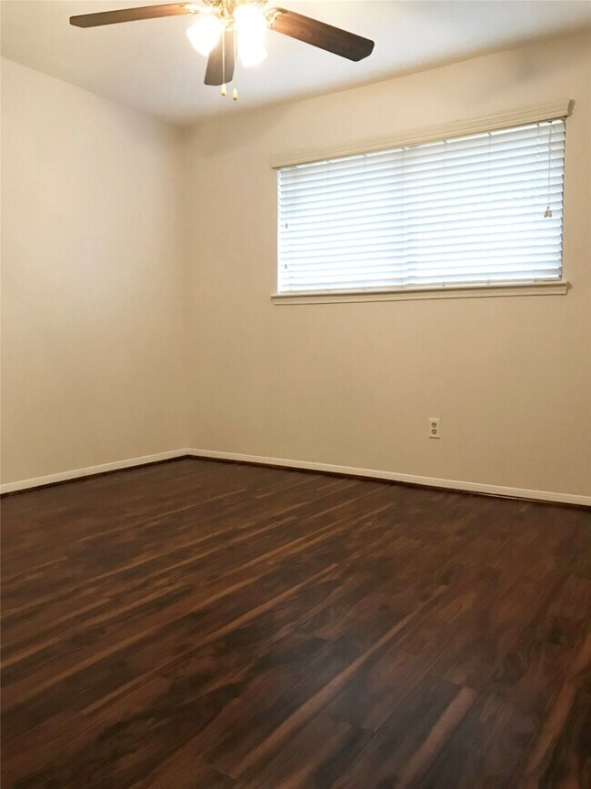 Building Photo - 10118 Sageglow Dr