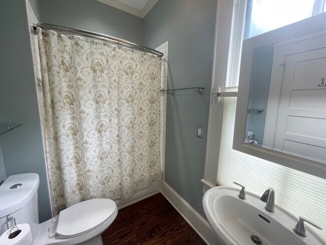 Building Photo - 3 Bedroom 2 1/2 Bath Updated Historic Home