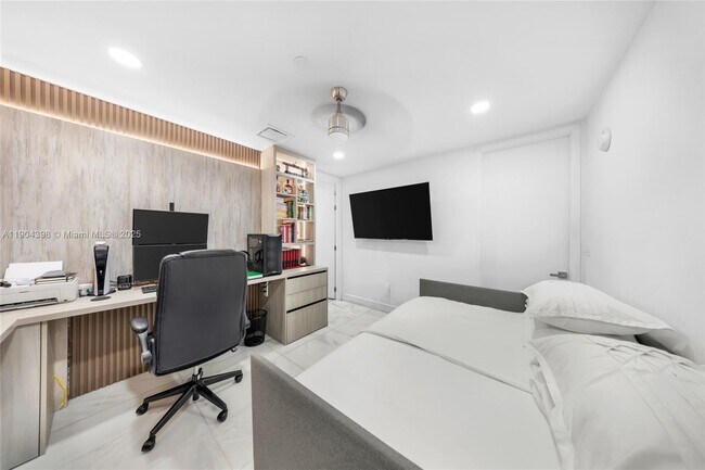 Building Photo - 700 NE 26th Terrace