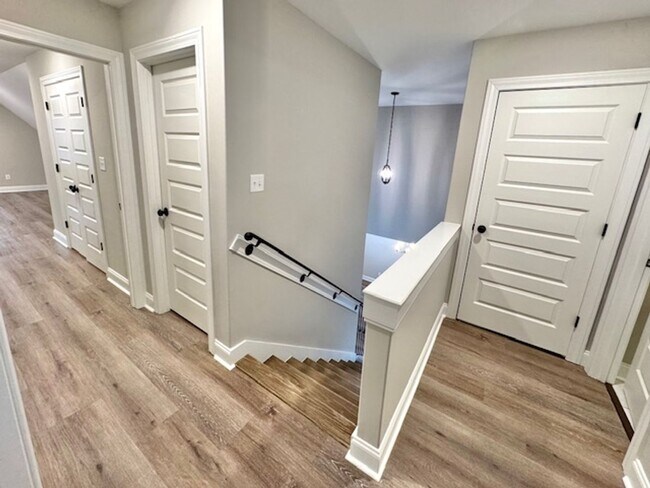 Building Photo - TuckerView570