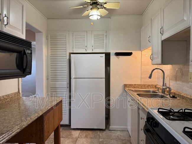 Building Photo - 2204 Ramblewood Dr