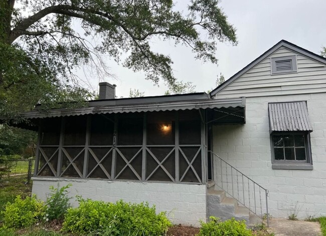 Primary Photo - 2 Bed 1 Bath Home