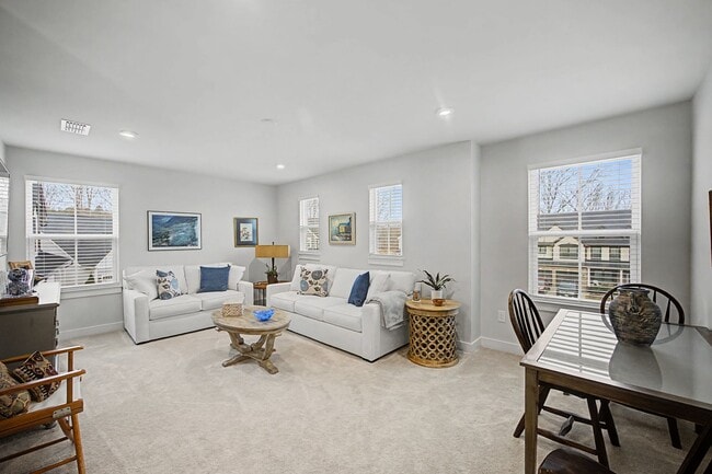Building Photo - 4 Bedroom Executive Home located in Magnolia Green