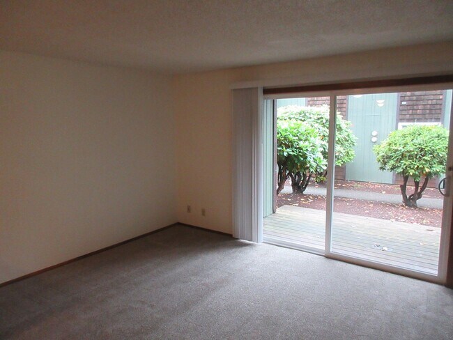 Building Photo - One Bedroom Apartment Close to Downtown