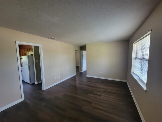 Building Photo - 103 Blue Ct