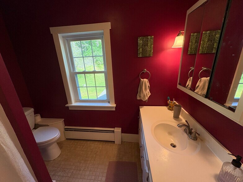 Second floor bathroom - 66 Stagecoach Rd