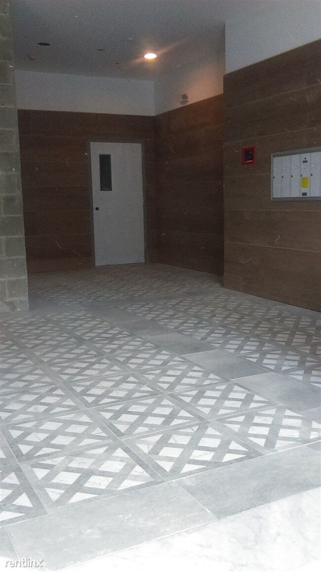 Building Photo - 1202 Summit Ave