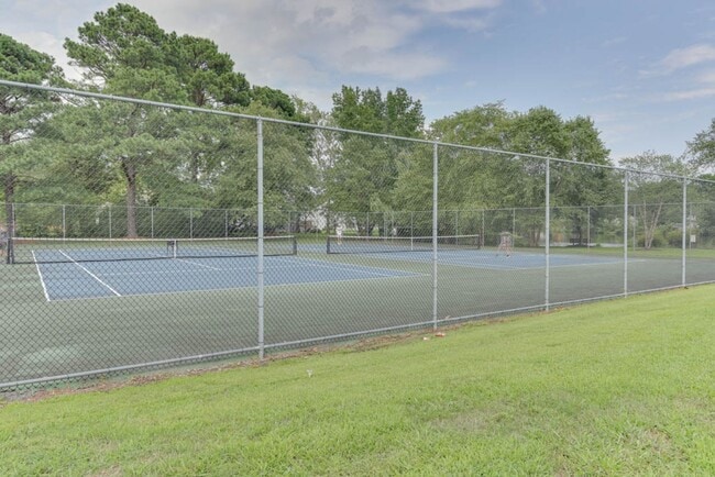 Building Photo - Updated 3-Bedroom Yorktown Townhouse with Private Yard and Community Amenities