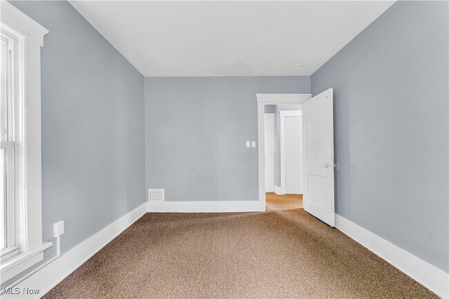 Building Photo - 204 Broad Ave NW