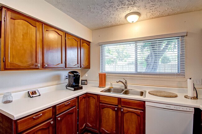 Building Photo - 7211 Skylight Ln
