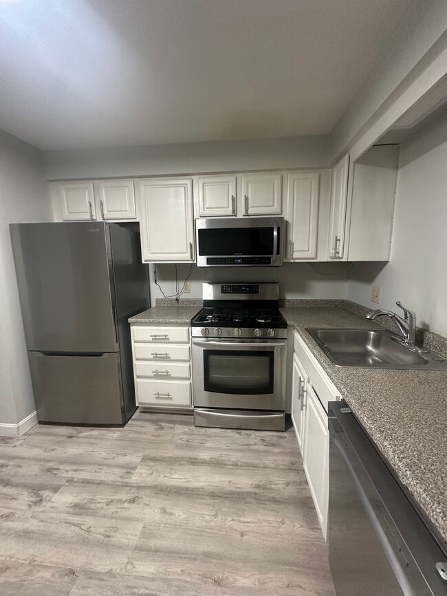 Building Photo - Beacon St Unit 12