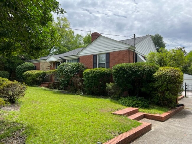 Building Photo - Brick home near Surrey Center located in W...