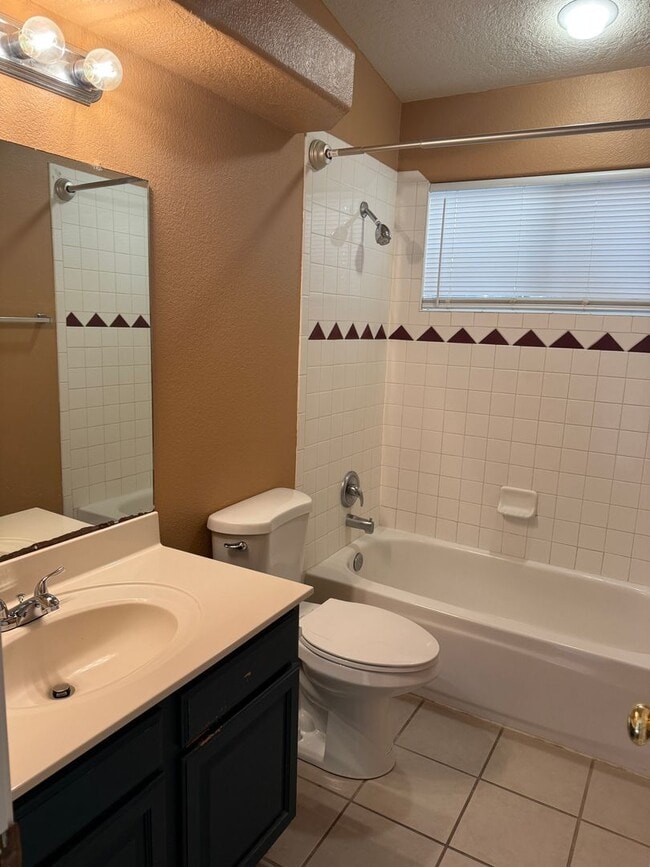 Building Photo - Great 3 Bedroom 2 Bath home with appliance...