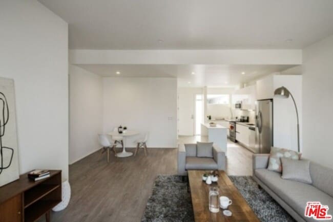 Building Photo - 1038 S Mariposa Ave