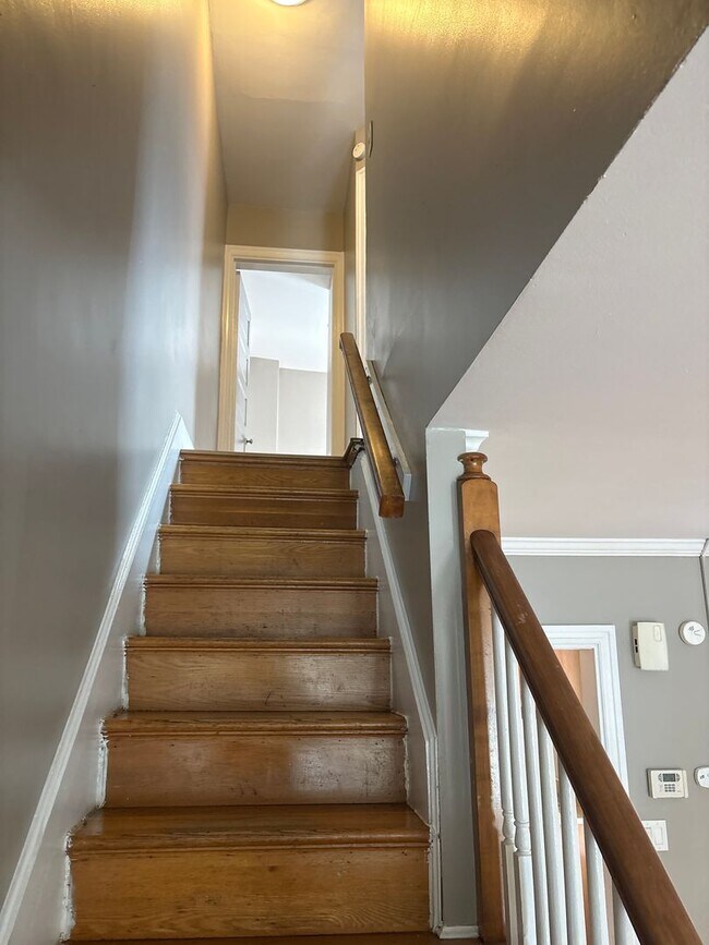 Building Photo - 4 Bedroom House Parking York City
