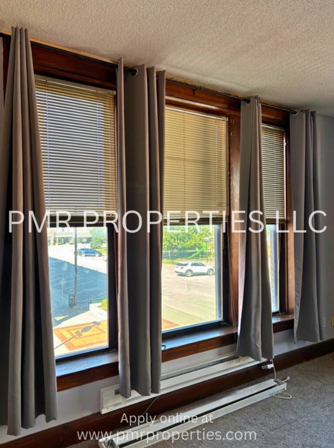 Building Photo - Red Oak Apartments
