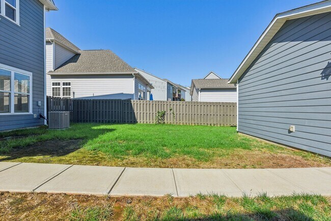 Building Photo - Nice 4 bedroom home with fenced yard