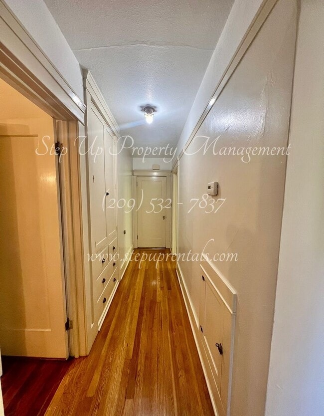 Building Photo - Beautiful 1920's 3 Bed 1 Bath Home Within ...