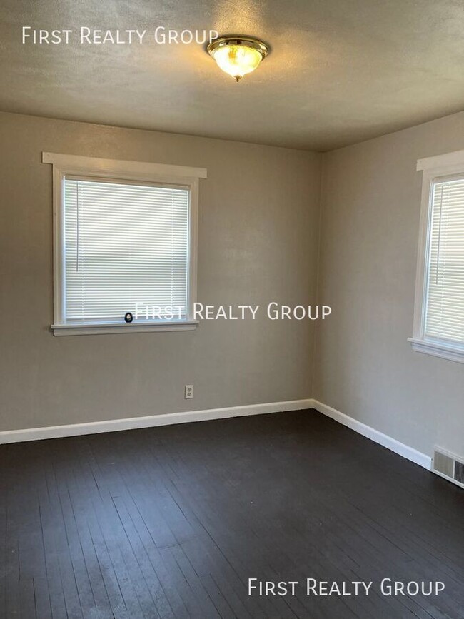 Building Photo - 3 Bedroom 1 Bath House for Rent, Move in R...