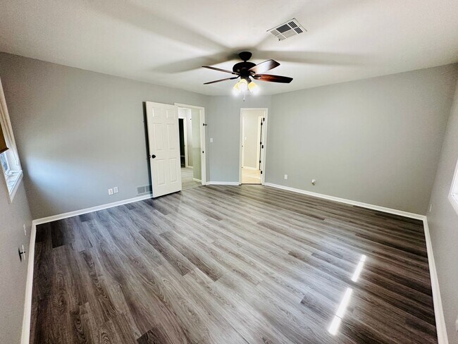 Building Photo - {10709}  Spacious Overland Park Duplex + T...