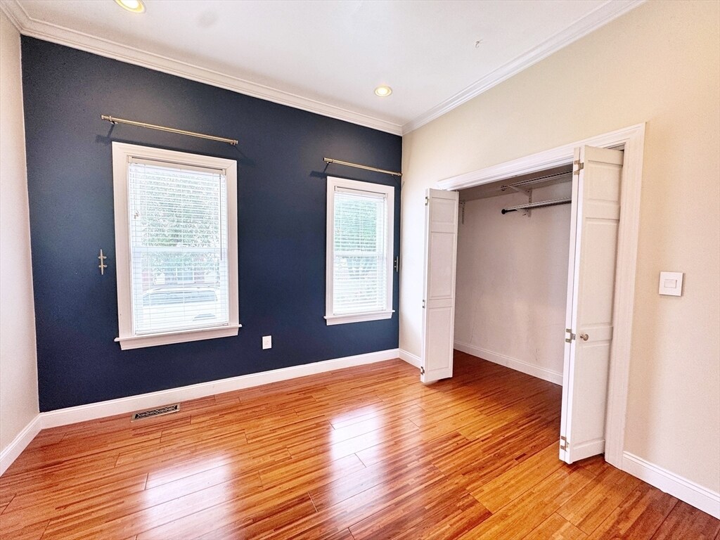 Building Photo - 498 Sumner St
