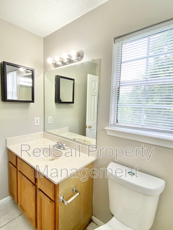 Building Photo - 815 Chapin Wood Dr