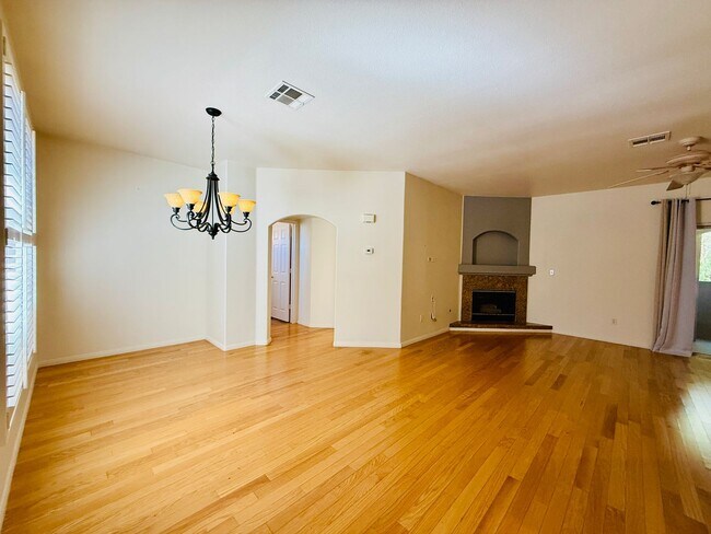 Building Photo - Enjoy resort-style living in this stylish ...