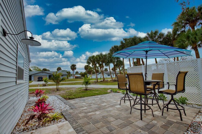 Building Photo - Annual Cottage minutes from Manasota Key Beach!  (2 Units on Property)