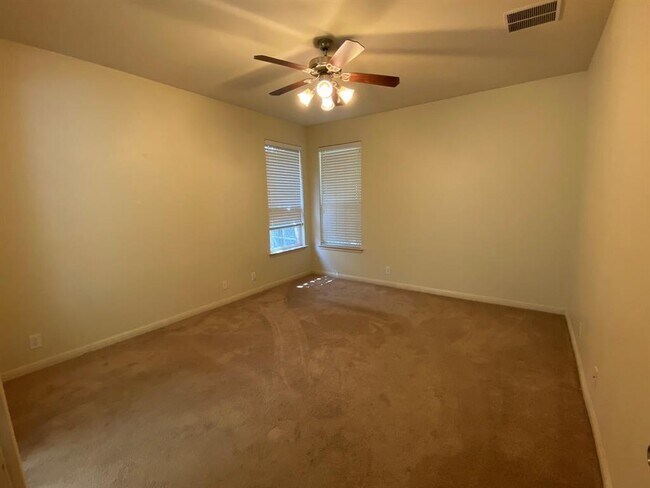 Building Photo - 2221 Nestlewood Dr